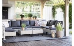 Loungeset Lissabon 11 Teile + 2 Glasplatten Loungesofa Für Alle, Die Eine Erweiterbare Und Flexible Lösung Für Ihren Balkon Oder Ihre Terrasse Bevorzugen. Module Aus Pflegeleichtem Kunstrattan. Mit Polsterauflagen Und Kissen. Die Mitgelieferte Glasplatte Kann Eines Der Module In Einen Praktischen Tisch Verwandeln. -Einrichtungsgeschaft S2 2020 Lissabon 1032 637116648231658983